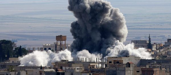 An explosion following an air strike is seen in western Kobani neighbourhood, November 23, 2014 - Sputnik International