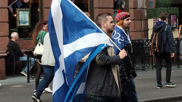 Hundreds gathered near Scottish Parliament demanding independence - Sputnik International