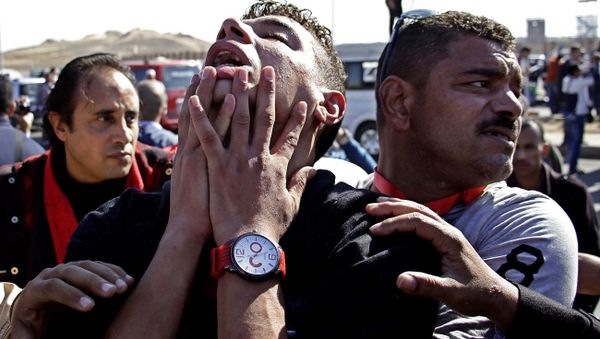 An anti-Hosni Mubarak protester reacts after hearing the verdict of the trial of the former Egyptian President - Sputnik International