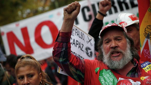 Anti-austerity demonstrators shout slogans as they take part in a demonstration which organisers have labelled the Marches of Dignity in Madrid, November 29, 2014 - Sputnik International