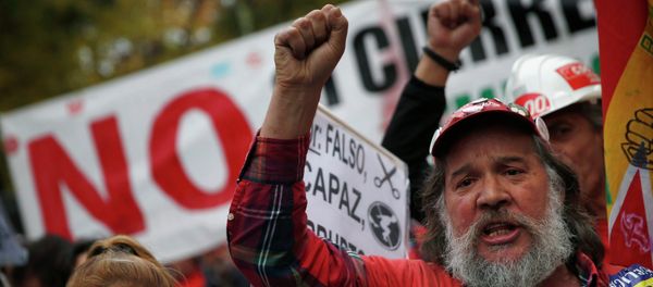 Anti-austerity demonstrators shout slogans as they take part in a demonstration which organisers have labelled the Marches of Dignity in Madrid, November 29, 2014 - Sputnik International