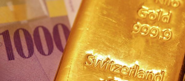 Swiss Franc banknotes and a one kilogramm gold bar - Sputnik International