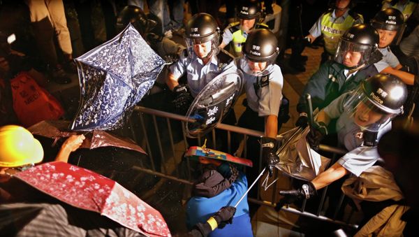 Policemen clash with pro-democracy protesters during a rally close to the chief executive office in Hong Kong, November 30, 2014 Policemen clash with pro-democracy protesters during a rally close to the chief executive office in Hong Kong, November 30, 2014 - Sputnik International