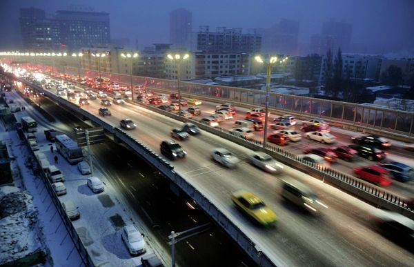 Cars drive along a bridge after snowfall in Urumqi, Xinjiang Autonomous region, November 28, 2014 Cars drive along a bridge after snowfall in Urumqi, Xinjiang Autonomous region, November 28, 2014 - Sputnik International