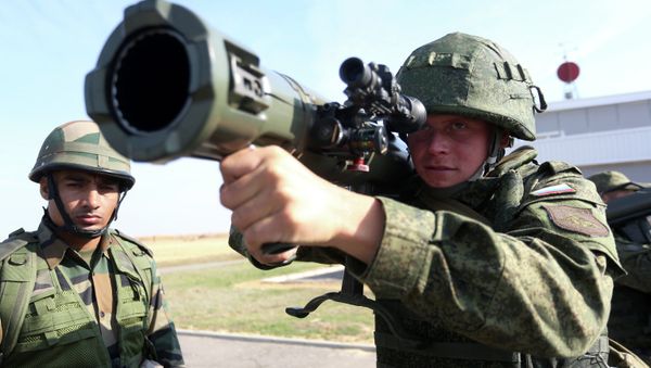 Russian and Indian soldiers during the joint anti-terrorist Russian-Indian drills, Indra-2014 - Sputnik International