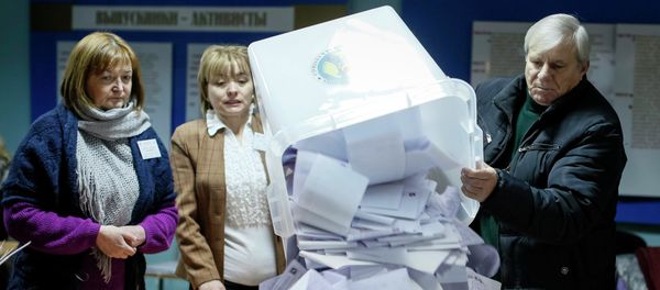 A member of a local electoral commission empties a ballot box after a parliamentary election at a polling station in Chisinau November 30, 2014 A member of a local electoral commission empties a ballot box after a parliamentary election at a polling station in Chisinau November 30, 2014 - Sputnik International