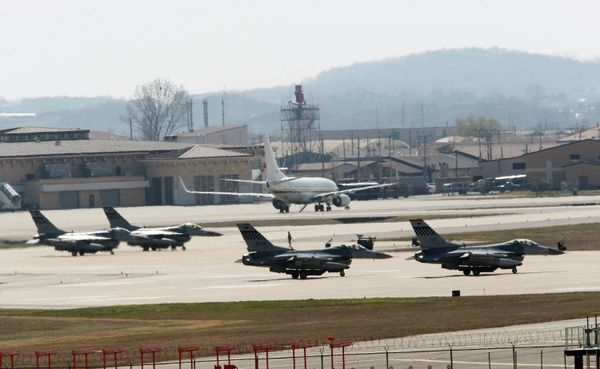 U.S. Air Force F-16 fighter jets wait to take off from a runway during a military exercise at the Osan U.S. Air Base in Osan, South Korea - Sputnik International