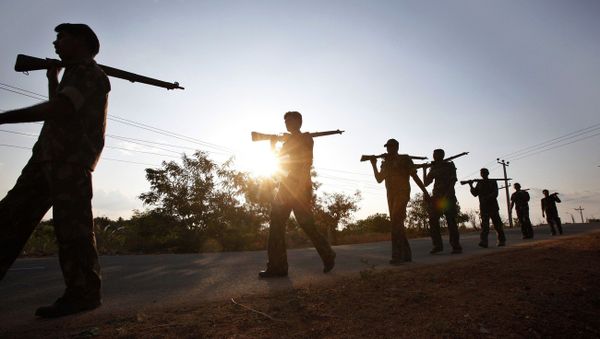 Maoist rebels have ambushed and killed 13 police officers of the Central Reserve Police Force - Sputnik International