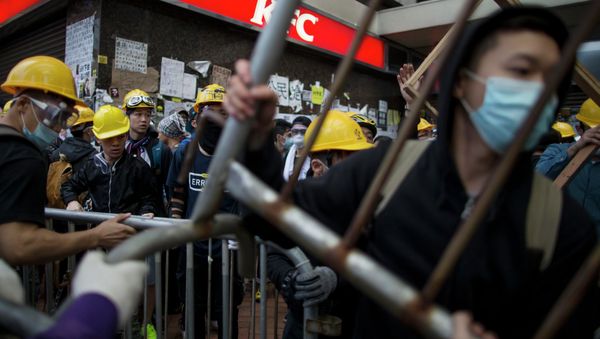 Pro-democracy protesters move barricade reinforcements up onto an escalator near the government headquarters in Hong Kong's Admiralty district December 1,2014 Pro-democracy protesters move barricade reinforcements up onto an escalator near the government headquarters in Hong Kong's Admiralty district December 1,2014 - Sputnik International