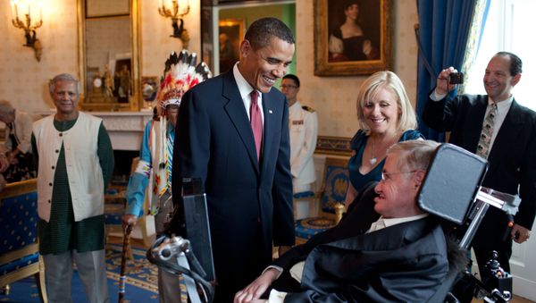 Professor Stephen Hawking (R) has expressed desire to play a Bond villain in the next James Bond film - Sputnik International