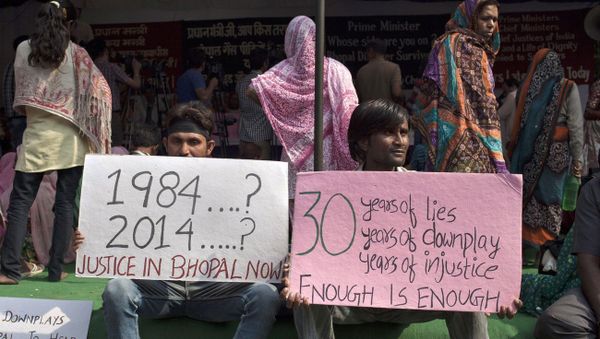 Bhopal gas tragedy survivors hold placards during a protest in New Delhi, India, Monday, Nov. 10, 2014 - Sputnik International