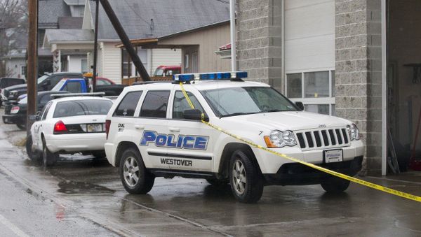 Westover Police vehicles are parked outside Doug's Towing in Westover, W.V.,, Monday, Dec. 1, 2014, after three separate shootings left four people dead on Monday - Sputnik International