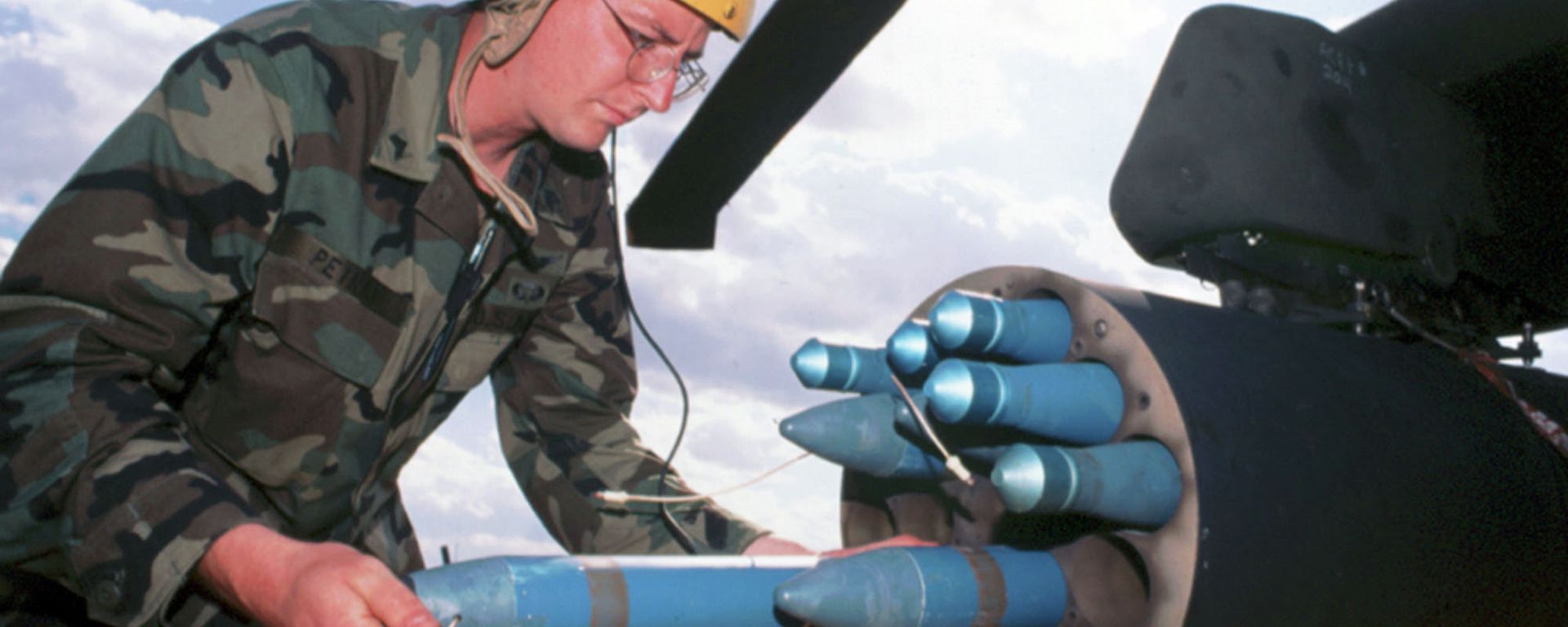 In this undated handout photo released by General Dynamics, a technician loads Hydra-70 rockets In this undated handout photo released by General Dynamics, a technician loads Hydra-70 rockets - Sputnik International, 1920, 11.09.2019
