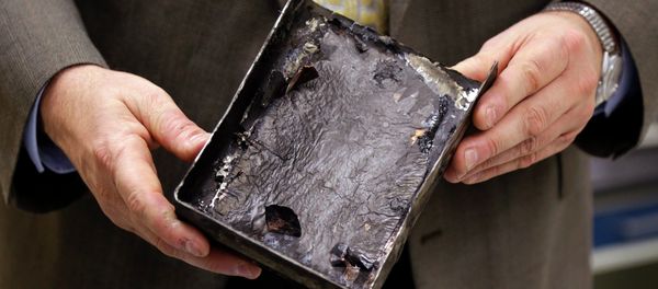 Fire-damaged battery casing from the Japan Airlines Boeing 787 Dreamliner that caught fire at Logan International Airport in Boston - Sputnik International
