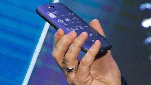 YotaPhone 2 smart phone presented in Russia YotaPhone 2 smart phone presented in Russia - Sputnik International