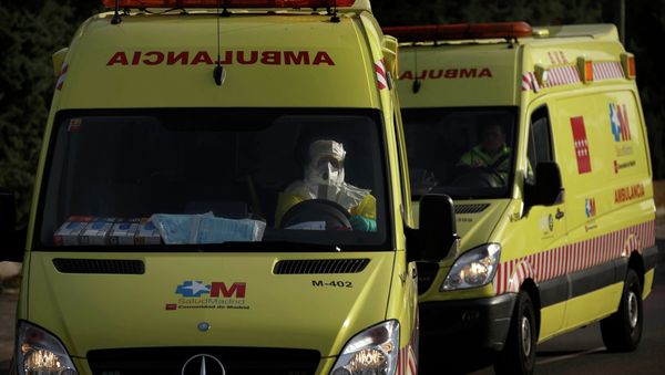 A paramedic in a protective suit - Sputnik International