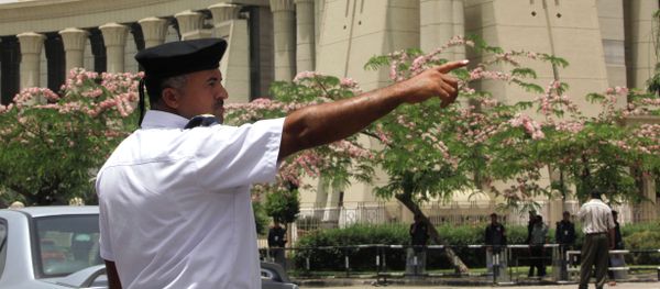 A gunmen on a motorcycle killed an Egyptian policeman and wounded a second who were guarding banks in the busy Sphinx Square, a busy commercial district of Cairo on Saturday, Associated Press reported, citing local media. - Sputnik International