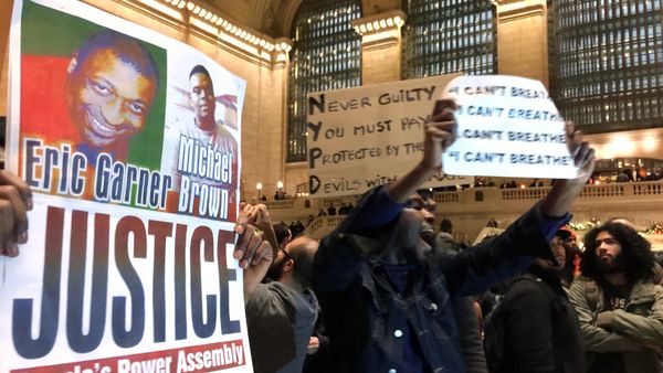 People protest in Grand Central Terminal after it was announced that the New York City police officer involved in the death of Eric Garner was not indicted, Wednesday, Dec. 3, 2014. People protest in Grand Central Terminal after it was announced that the New York City police officer involved in the death of Eric Garner was not indicted, Wednesday, Dec. 3, 2014. - Sputnik International