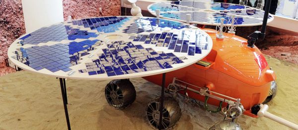 Visitors look at a prototype model of a Mars rover, which was designed and built in China, on display at the China International Industry Fair in Shanghai - Sputnik International