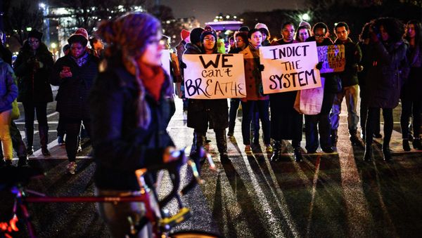Several hundred protesters have marched peacefully through the streets of Washington, DC calling for an end to police brutality and blocking street intersections Several hundred protesters have marched peacefully through the streets of Washington, DC calling for an end to police brutality and blocking street intersections - Sputnik International