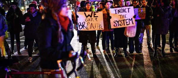 Several hundred protesters have marched peacefully through the streets of Washington, DC calling for an end to police brutality and blocking street intersections - Sputnik International