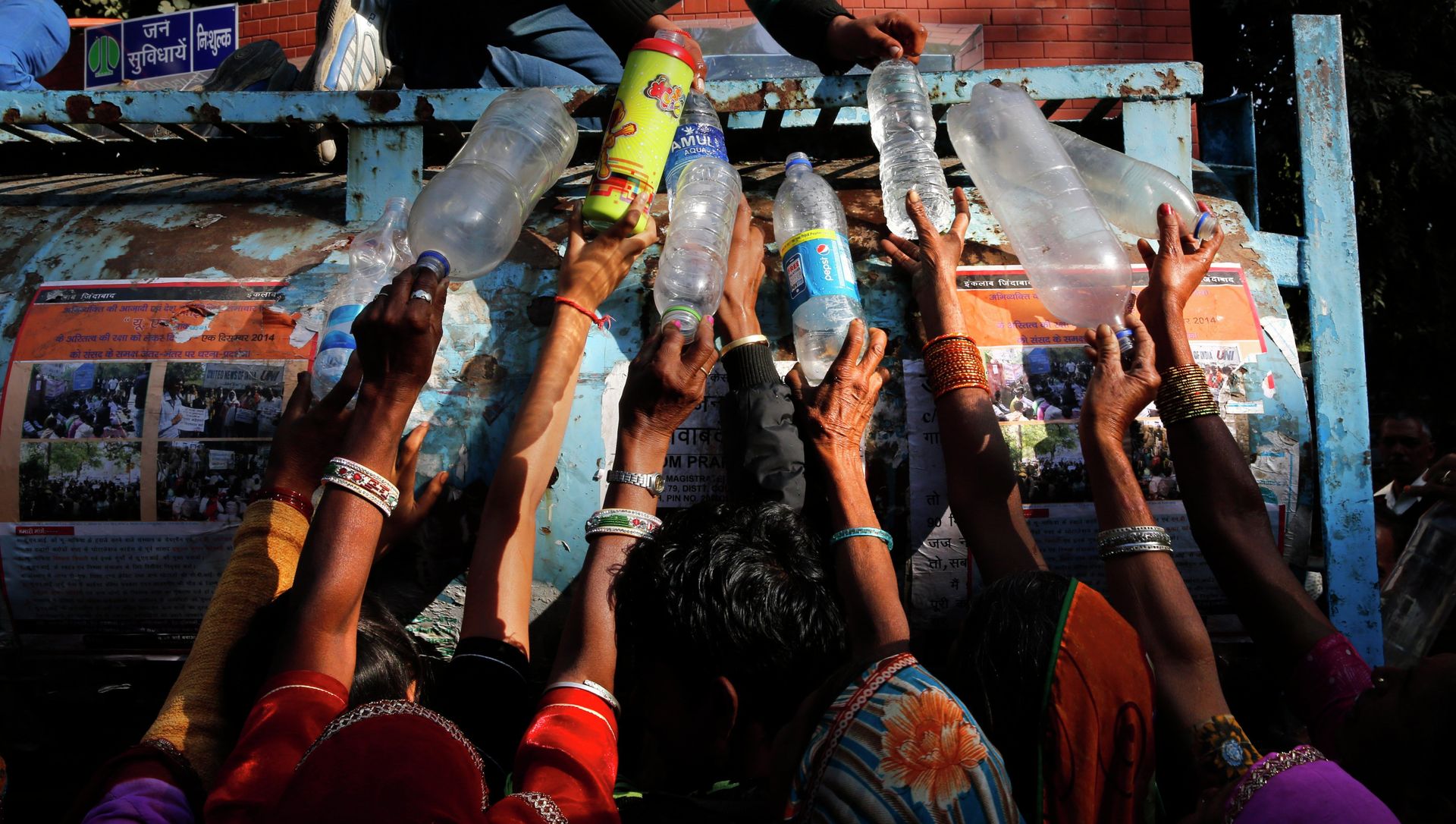 Indian women protesters from the Indian state fill their bottles with drinking water as they participate in a rally in New Delhi, India, Tuesday, Dec. 2, 2014 Indian women protesters from the Indian state fill their bottles with drinking water as they participate in a rally in New Delhi, India, Tuesday, Dec. 2, 2014 - Sputnik International, 1920, 28.02.2021