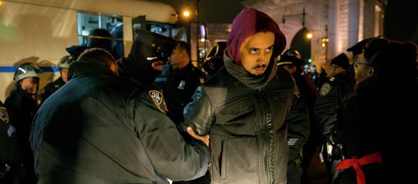 A person is taken into custody at the Manhattan side of the Manhattan Bridge Thursday, Dec. 4, 2014, in New York - Sputnik International