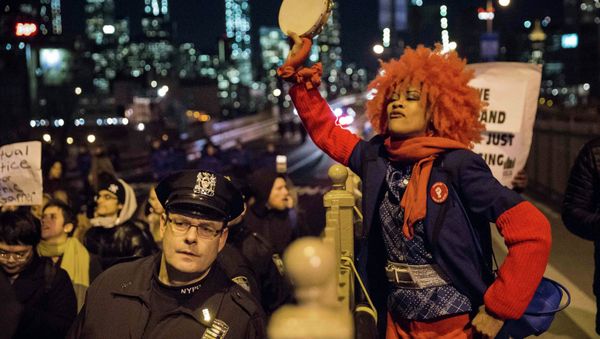 A female protester, demanding justice for Eric Garner, plays the tambourine as she and others enter Brooklyn over the Brooklyn Bridge in New York City December 4, 2014 A female protester, demanding justice for Eric Garner, plays the tambourine as she and others enter Brooklyn over the Brooklyn Bridge in New York City December 4, 2014 - Sputnik International