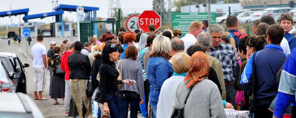 Ukrainian refugees at a border crossing point in the Rostov Region - Sputnik International