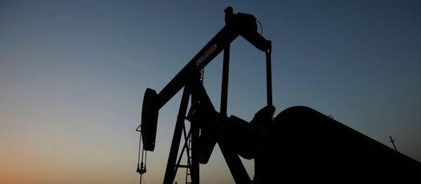 Global oil prices continued falling Friday amid a worsening forecast by OPEC on oil demand by 2035 Global oil prices continued falling Friday amid a worsening forecast by OPEC on oil demand by 2035 - Sputnik International