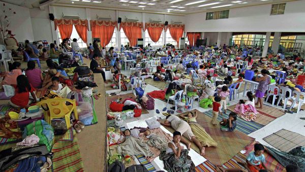 People take shelter inside a evacuation centre after evacuating from their homes due to super-typhoon Hagupit in Surigao city, southern Philippines December 5, 2014 People take shelter inside a evacuation centre after evacuating from their homes due to super-typhoon Hagupit in Surigao city, southern Philippines December 5, 2014 - Sputnik International