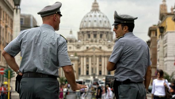Italian financial Police officers talk to each other in front of St. Peter's square at the Vatican, - Sputnik International