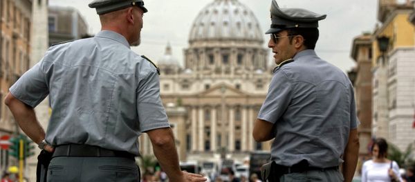 Italian financial Police officers talk to each other in front of St. Peter's square at the Vatican, Tuesday, Sept. 21, 2010 Italian financial Police officers talk to each other in front of St. Peter's square at the Vatican, Tuesday, Sept. 21, 2010 - Sputnik International