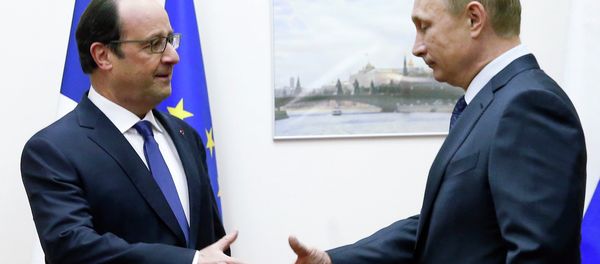 Russian President Vladimir Putin (R) approaches to shake hands with his French counterpart Francois Hollande during a meeting at Moscow's Vnukovo airport, December 6, 2014 Russian President Vladimir Putin (R) approaches to shake hands with his French counterpart Francois Hollande during a meeting at Moscow's Vnukovo airport, December 6, 2014 - Sputnik International