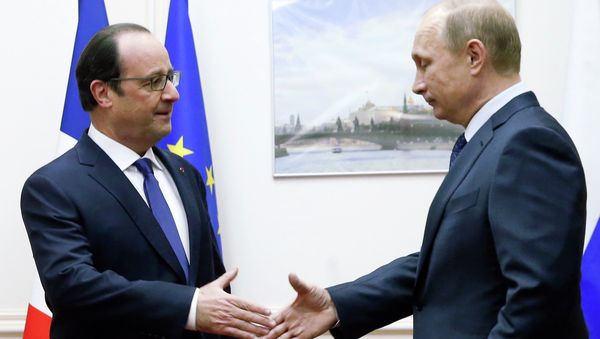 Russian President Vladimir Putin (R) approaches to shake hands with his French counterpart Francois Hollande during a meeting at Moscow's Vnukovo airport, December 6, 2014 Russian President Vladimir Putin (R) approaches to shake hands with his French counterpart Francois Hollande during a meeting at Moscow's Vnukovo airport, December 6, 2014 - Sputnik International