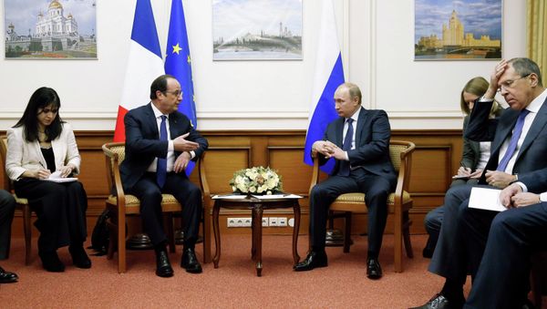 Russia's President Vladimir Putin (2nd R) meets with his French counterpart Francois Hollande (2nd L), with Russian Foreign Minister Sergei Lavrov (R) seen nearby, at Moscow's Vnukovo airport December 6, 2014 Russia's President Vladimir Putin (2nd R) meets with his French counterpart Francois Hollande (2nd L), with Russian Foreign Minister Sergei Lavrov (R) seen nearby, at Moscow's Vnukovo airport December 6, 2014 - Sputnik International