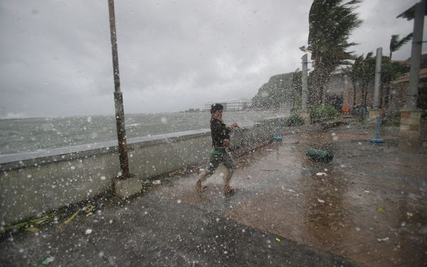 A man reacts as he strong winds and rain from Typhoon Hagupit hit shore in Legazpi, Albay province, eastern Philippines on Sunday, Dec. 7, 2014 A man reacts as he strong winds and rain from Typhoon Hagupit hit shore in Legazpi, Albay province, eastern Philippines on Sunday, Dec. 7, 2014 - Sputnik International