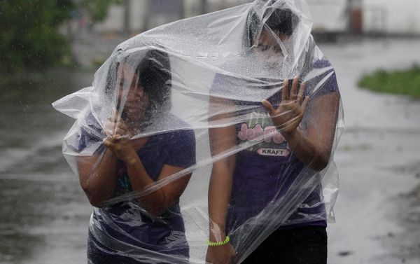 Filipino residents use plastic sheets to protect them from rains and strong winds brought by Typhoon Hagupit in Legazpi, Albay province, eastern Philippines on Sunday, Dec. 7, 2014 Filipino residents use plastic sheets to protect them from rains and strong winds brought by Typhoon Hagupit in Legazpi, Albay province, eastern Philippines on Sunday, Dec. 7, 2014 - Sputnik International