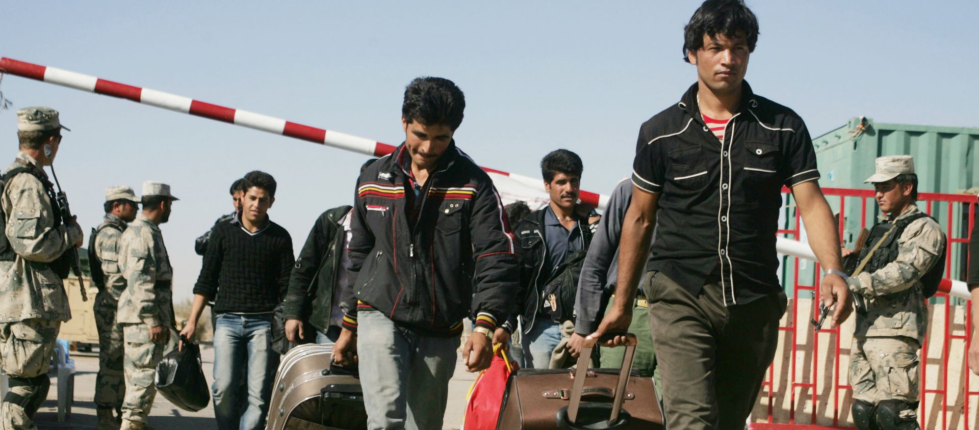 Afghan refugees enter Afghan territory after leaving Iran at the Islam Qala border crossing in Kohsan, Herat, west of Kabul, Afghanistan, Sunday, Nov.11, 2012 - Sputnik International, 1920, 05.08.2021