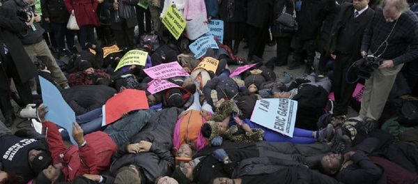 Religious Groups reportedly held peaceful protests in Chicago over two recent US grand jury decisions not to indict white police officers who were responsible for the deaths of African-American men. Religious Groups reportedly held peaceful protests in Chicago over two recent US grand jury decisions not to indict white police officers who were responsible for the deaths of African-American men. - Sputnik International