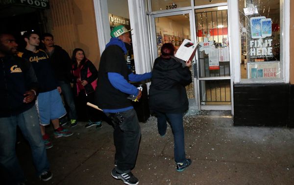 A woman attempts to toss back merchandise into a Radio Shack after it was vandalized during a march against the New York City grand jury decision to not indict a police officer in the death of Eric Garner, in Berkeley, California December 7, 2014 A woman attempts to toss back merchandise into a Radio Shack after it was vandalized during a march against the New York City grand jury decision to not indict a police officer in the death of Eric Garner, in Berkeley, California December 7, 2014 - Sputnik International