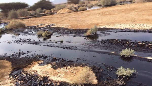 Oil is seen after a large oil spillage caused by an oil pipeline that breached during maintenance work in the Arava desert, southern Israel, on Dec. 4, 2014 Oil is seen after a large oil spillage caused by an oil pipeline that breached during maintenance work in the Arava desert, southern Israel, on Dec. 4, 2014 - Sputnik International