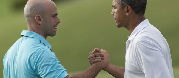 President Barack Obama shakes hands with playing partner Sam Kass after finishing a round of golf at the Mid Pacific Country Club - Sputnik International