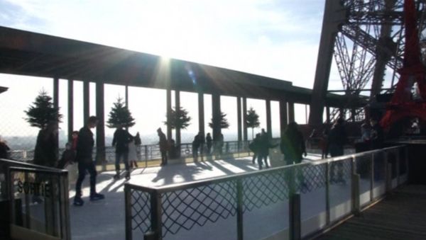 Eiffel Tower Ice Rink Opens to Visitors - Sputnik International