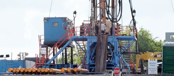A crew works on a drilling rig at a well site for shale based natural gas in Zelienople A crew works on a drilling rig at a well site for shale based natural gas in Zelienople - Sputnik International