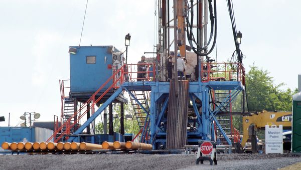 A crew works on a drilling rig at a well site for shale based natural gas in Zelienople - Sputnik International