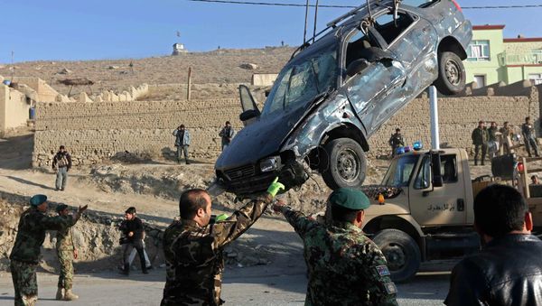 The wreckage of a car is removed from the site of a suicide attack in Kabul December 11, 2014 - Sputnik International