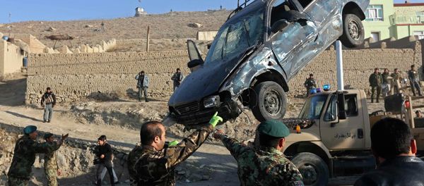 The wreckage of a car is removed from the site of a suicide attack in Kabul December 11, 2014 - Sputnik International