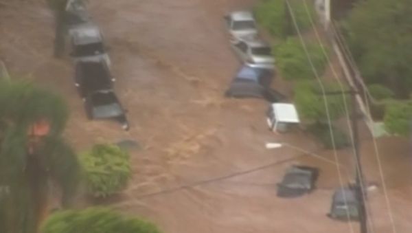 Powerful Showers Washed Off Trucks During Heavy Flood in Sao Paolo - Sputnik International