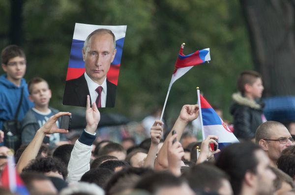 Residents of Belgrade with pictures of Vladimir Putin and Russian flags during Russian president's visit to Serbia on October 16, 2014. Residents of Belgrade with pictures of Vladimir Putin and Russian flags during Russian president's visit to Serbia on October 16, 2014. - Sputnik International